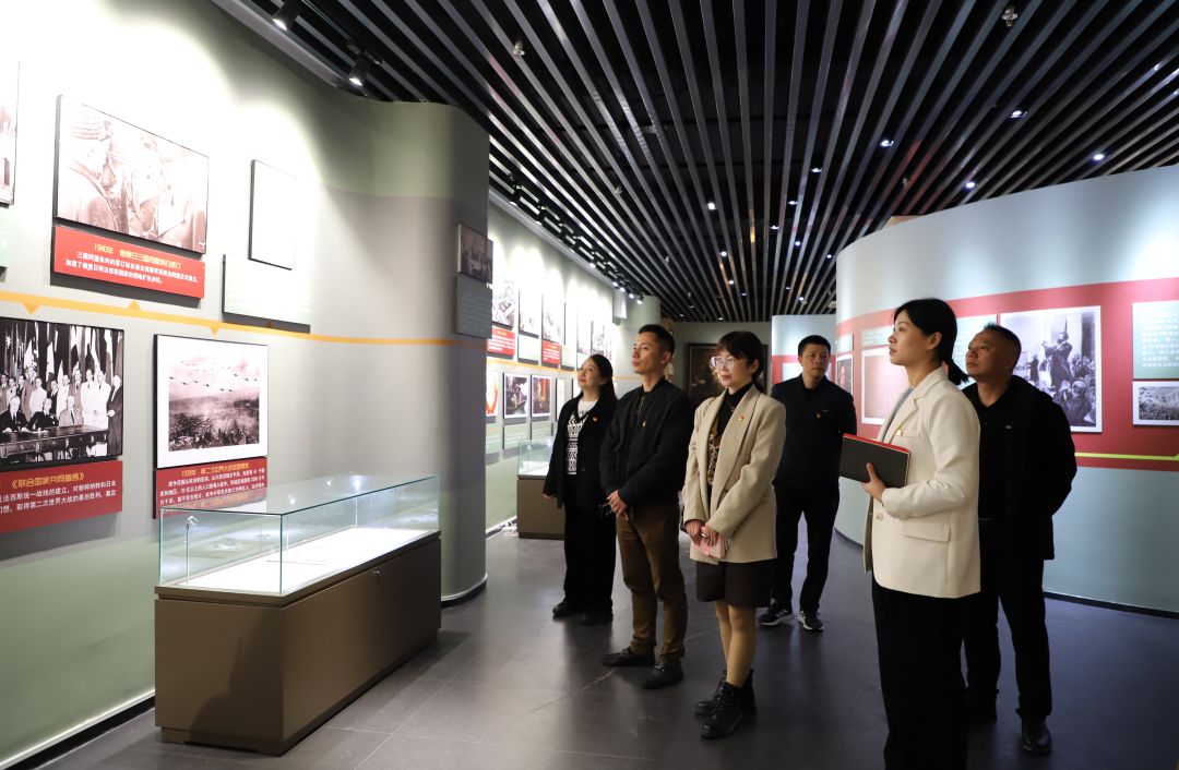 参观马克思展馆